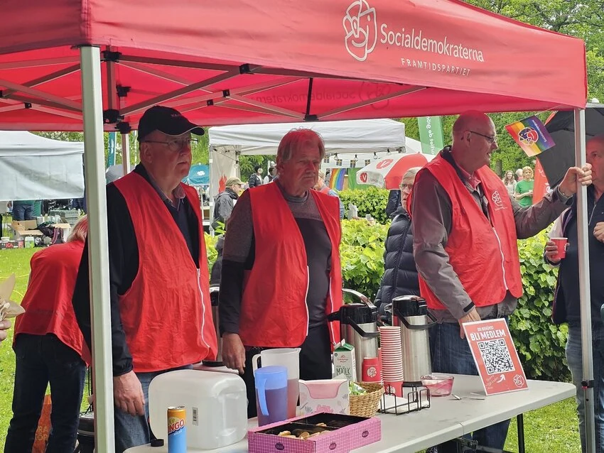Medlemmar under ett S-tält på Plantis under nationaldagen, med kaffe och samtal.