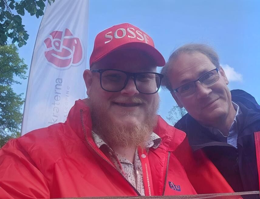 Socialdemokraternas röda ros-symbol i stiliserad form med vita linjer som skapar en modern och igenkännbar partisymbol.